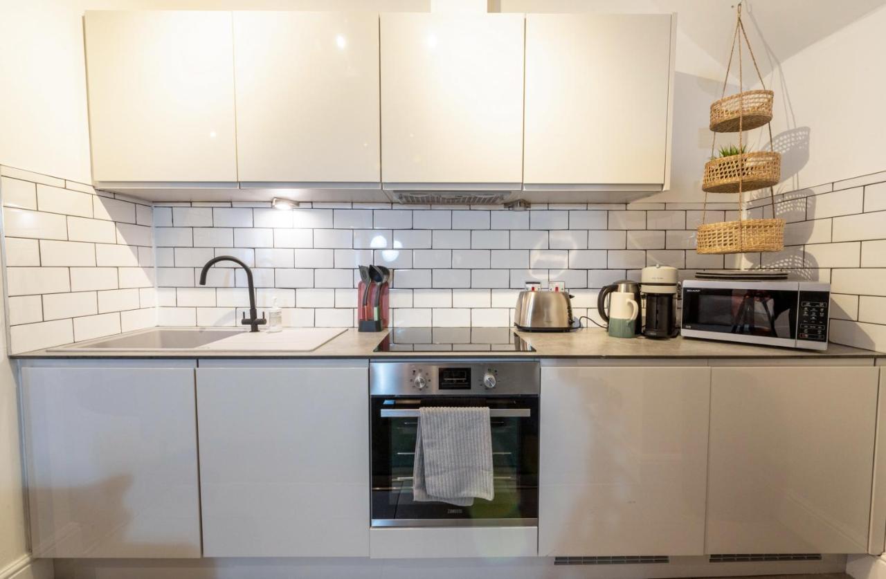 Contemporary Apartment On The Historic Rows Честер Экстерьер фото