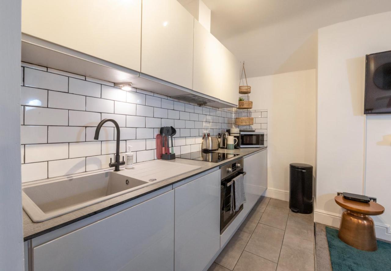 Contemporary Apartment On The Historic Rows Честер Экстерьер фото