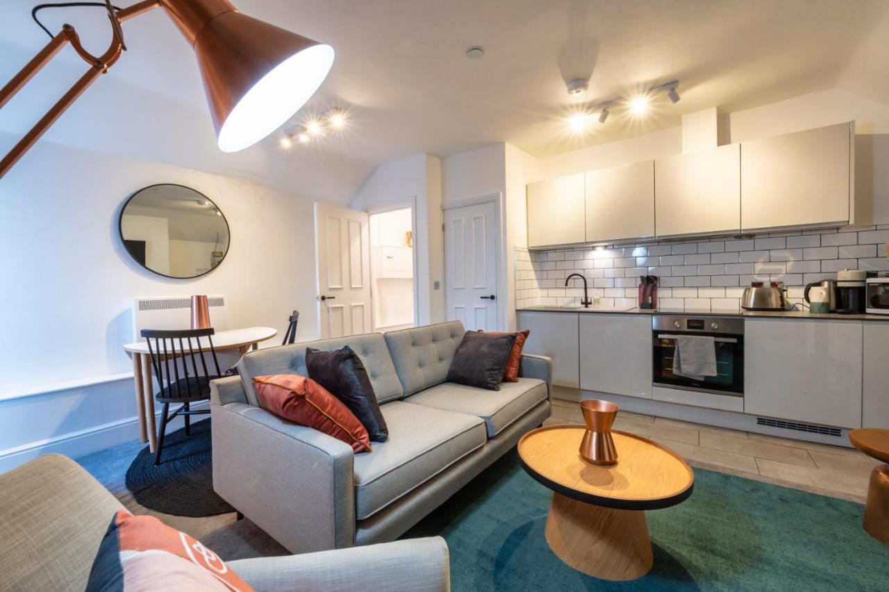 Contemporary Apartment On The Historic Rows Честер Экстерьер фото