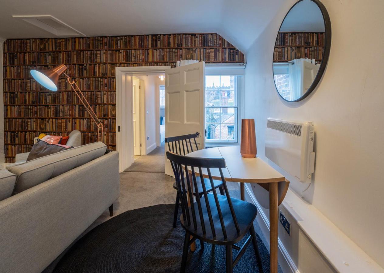 Contemporary Apartment On The Historic Rows Честер Экстерьер фото