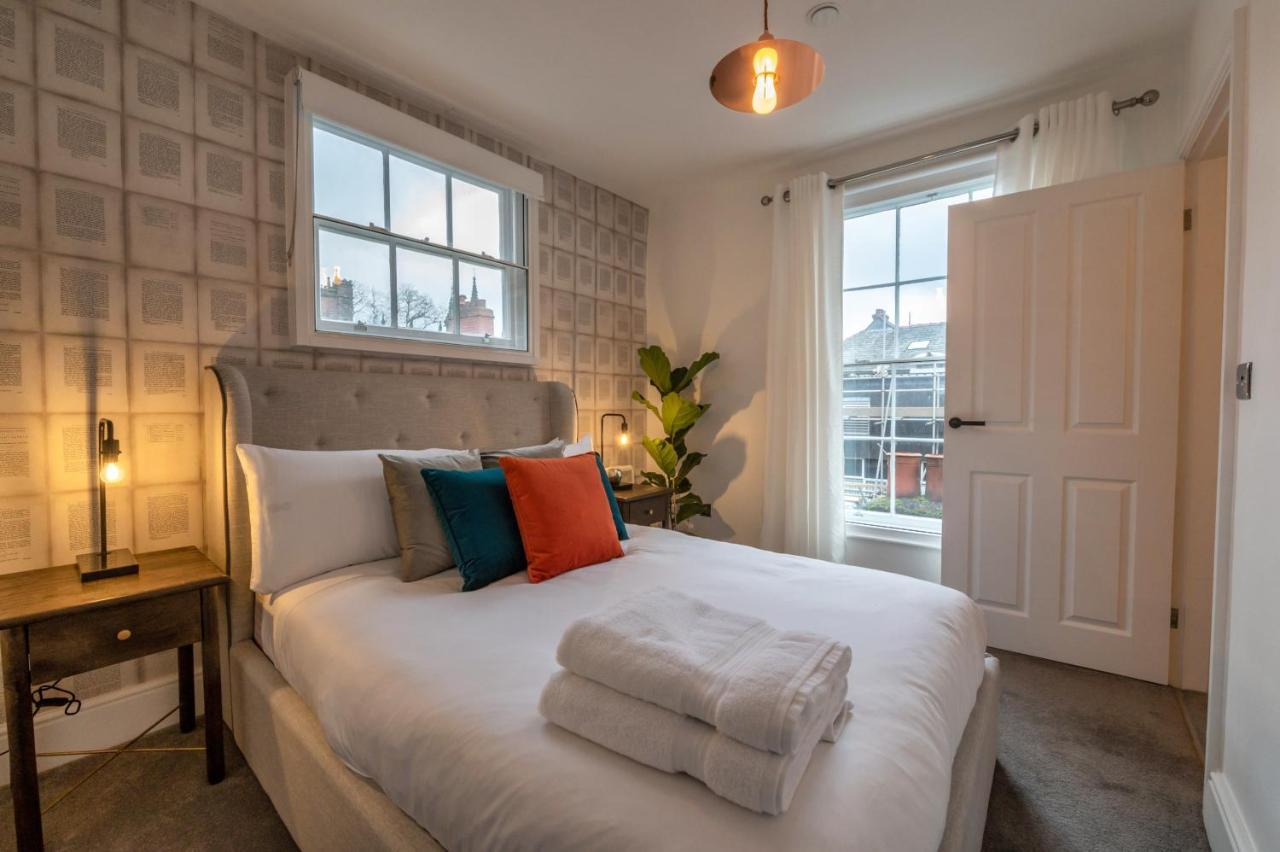 Contemporary Apartment On The Historic Rows Честер Экстерьер фото